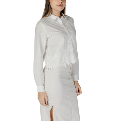 Shirt by Jacqueline De Yong for women in cotton white presents a discerning silhouette, showcasing a sophisticated and for a truly discerning finish.