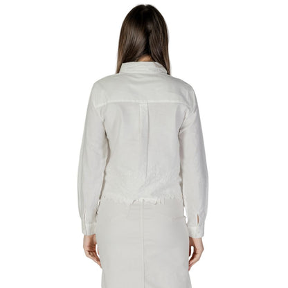 Shirt by Jacqueline De Yong for women in cotton white showcases a sleek silhouette, elegantly detailed with a sleek and for a sleek finish.