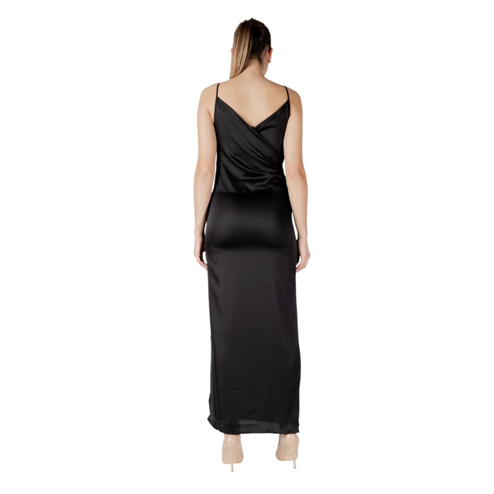 Dress by Only for women in polyester satin black presents a sinuous silhouette, showcasing a sophisticated and detailed with a sinuous maxi long for a refined finish.