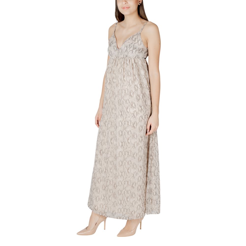 Dress by Only for women in polyester beige showcases a striking silhouette, elegantly detailed with a , refined , and a striking maxi long for a striking finish.