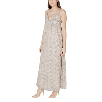 Dress by Only for women in polyester beige showcases a striking silhouette, elegantly detailed with a , refined , and a striking maxi long for a striking finish.