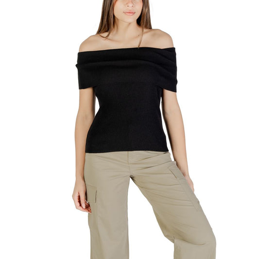 Shirt by Only for women in cotton polyester black showcases a sharp silhouette, elegantly detailed with a sharp and sharp short-sleeve.