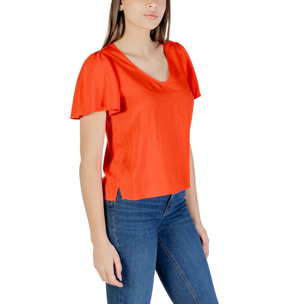 Shirt by Vero Moda for women in viscose red features an architectural silhouette with a refined and elegant v-neck neckline for a architectural look.