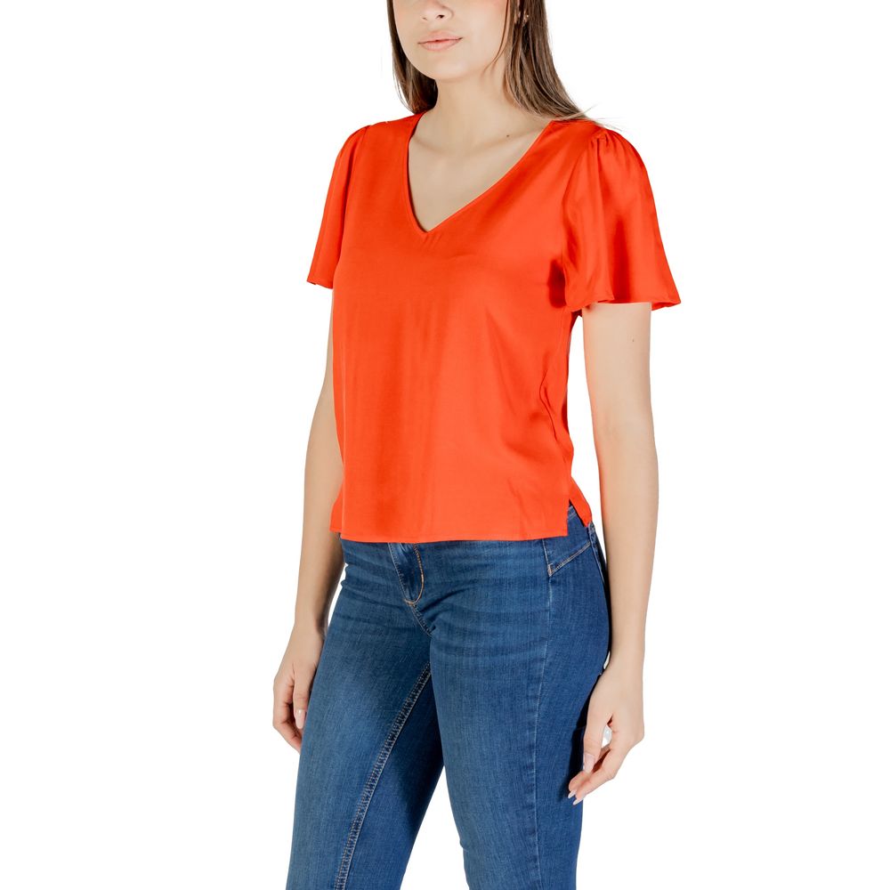 Shirt by Vero Moda for women in viscose red presents a discerning silhouette, showcasing a sophisticated and for a truly discerning finish.