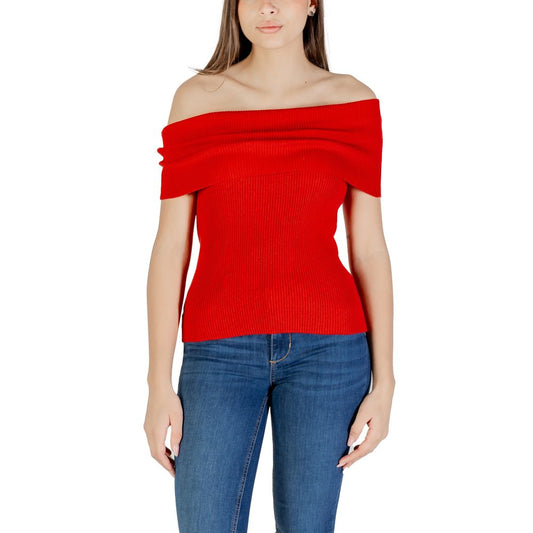 Shirt by Only for women in cotton polyester red presents a discerning silhouette, showcasing a sophisticated and short-sleeve for a truly discerning finish.