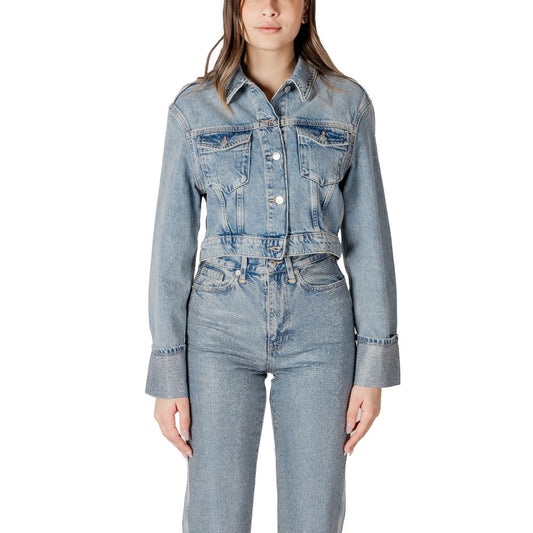 This Jacket by Only for women in organic cotton denim light-blue showcases a magnificent silhouette, meticulously crafted with a distinctive and functional pockets for a magnificent finish.