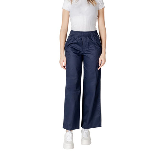 Trousers by Only for women in cotton blue presents a smart silhouette, meticulously detailed with a smart wide, a smart long, and a smart .