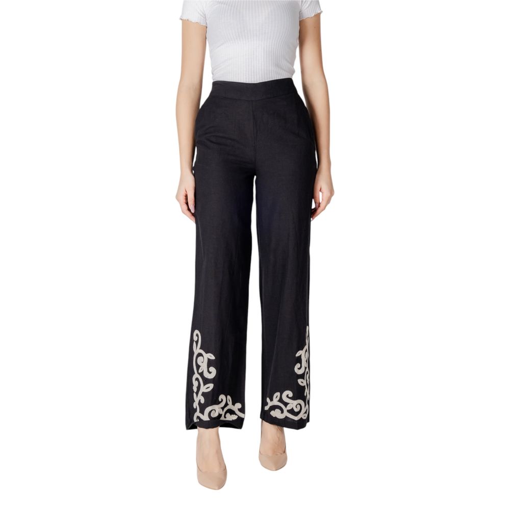 Jeans by Vila Clothes for women in linen viscose & denim cotton black features an sophisticated and bootcut with a precise long, creating a sophisticated and sophisticated silhouette.