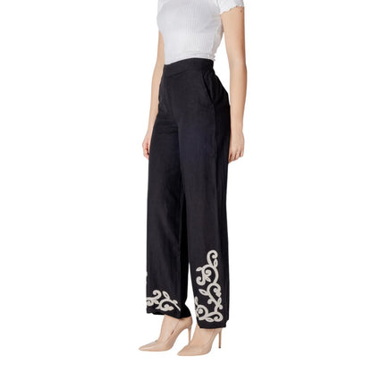 Jeans by Vila Clothes for women in linen viscose & denim cotton black features an sartorial bootcut and long with a cut for a sartorial finish.