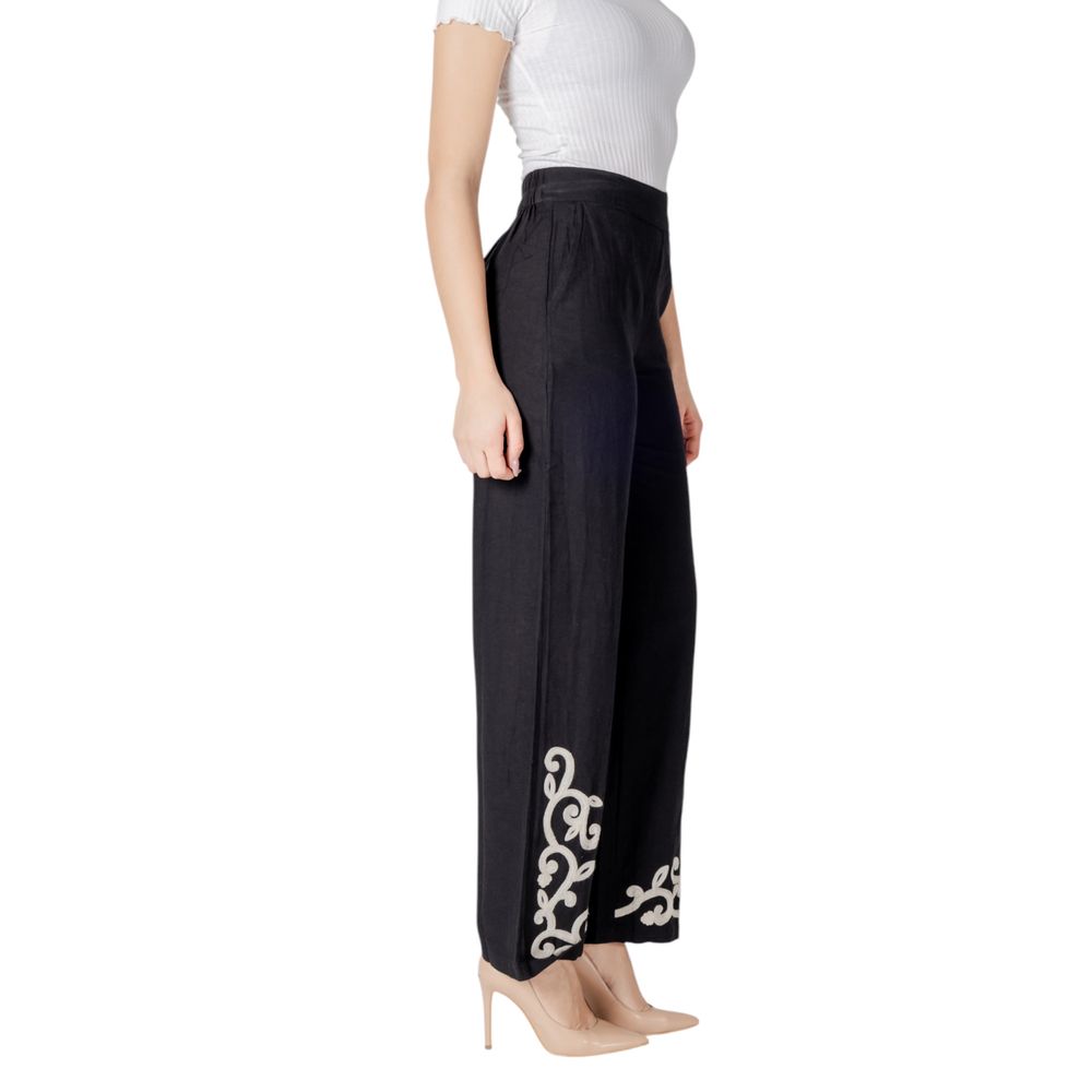 Jeans by Vila Clothes for women in linen viscose & denim cotton black features a refined silhouette with a refined bootcut, defined by a and a refined long for a refined finish.