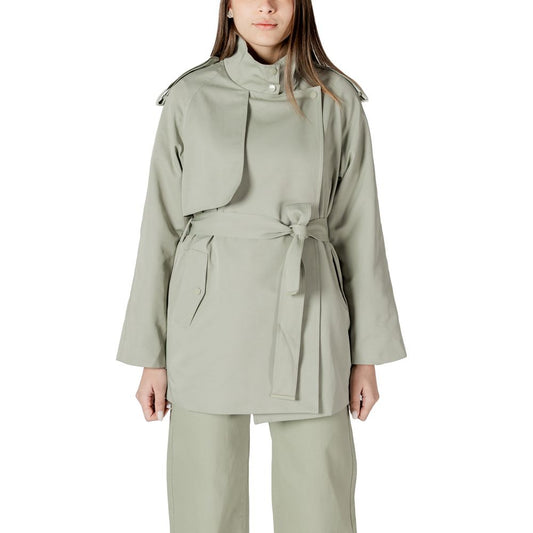 This Parka by Morgan De Toi for women in cotton polyester green presents a utilitarian silhouette, meticulously detailed with and a utilitarian high-collar neckline for a sophisticated, weather-ready look.