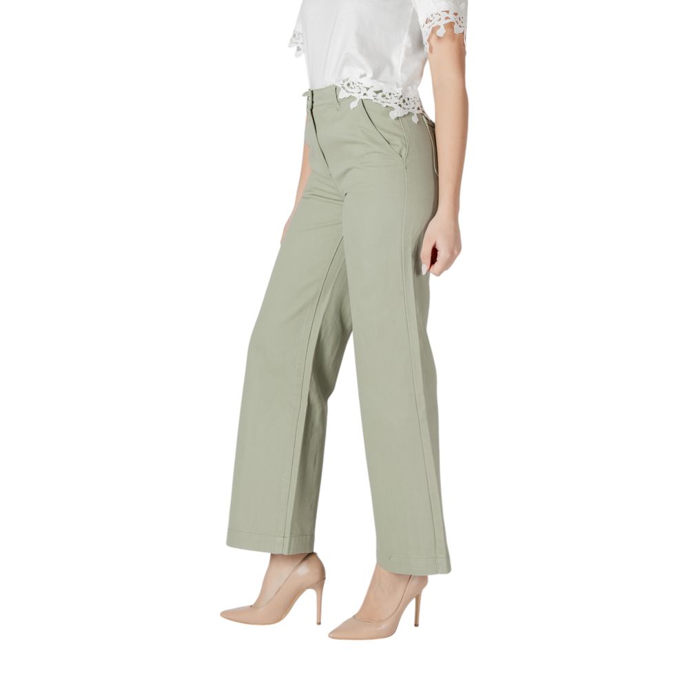 Jeans by Morgan De Toi for women in denim cotton green features an sartorial relaxed-fit & wide and long with a cut for a sartorial finish.