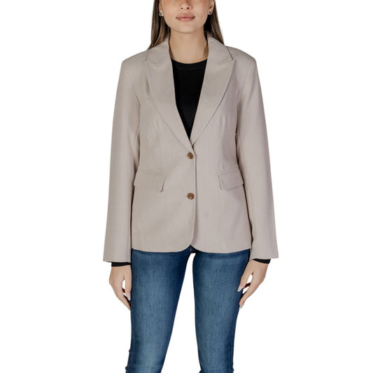 Blazer by Only for women in polyester & viscose beige showcases a discerning silhouette, elegantly detailed with a sophisticated and premium for a truly discerning finish.