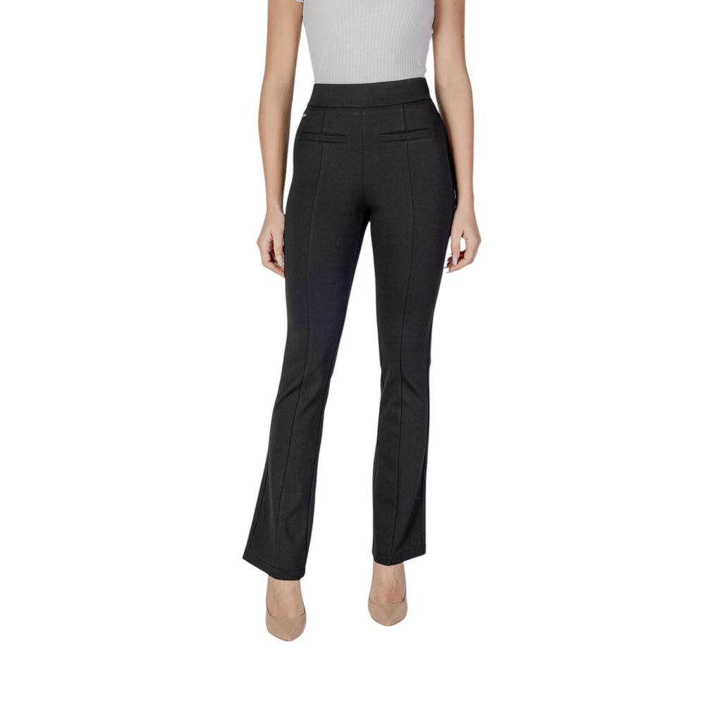 Trousers by Street One for women in stretch polyester & viscose black presents a perennial silhouette, meticulously tailored with a skinny cut, long finish, and an elegant .
