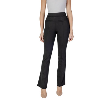 Trousers by Street One for women in stretch polyester & viscose black presents a perennial silhouette, meticulously tailored with a skinny cut, long finish, and an elegant .