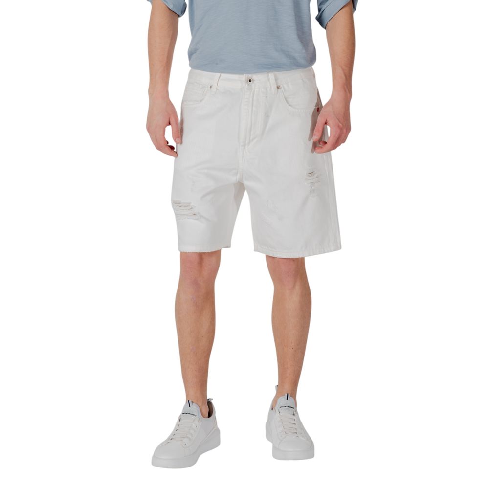Bermuda Shorts by Gianni Lupo for men in cotton white presents a sleek silhouette, featuring a sleek relaxed-fit with a refined short and a sophisticated .