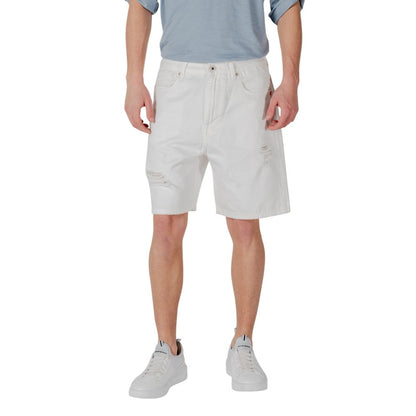 Bermuda Shorts by Gianni Lupo for men in cotton white presents a sleek silhouette, featuring a sleek relaxed-fit with a refined short and a sophisticated .