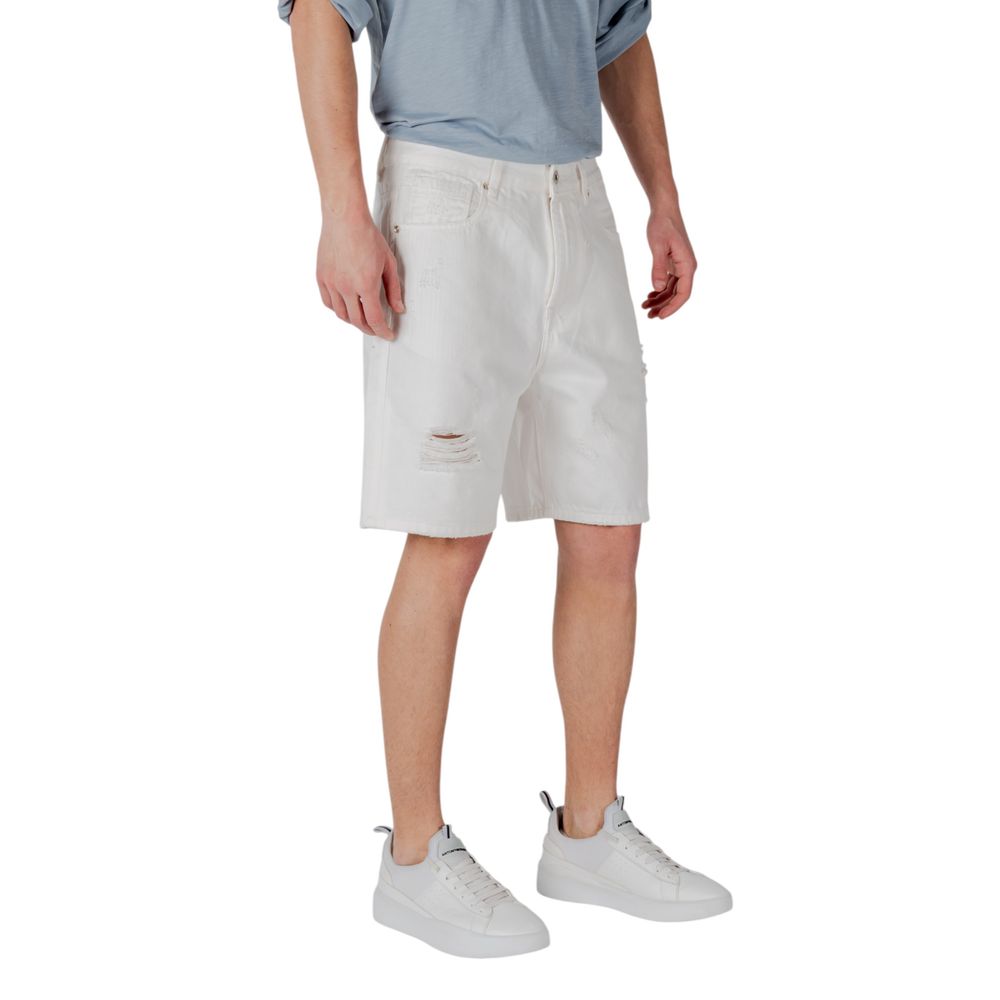 Bermuda Shorts by Gianni Lupo for men in cotton white showcases a on trend silhouette, featuring a tailored relaxed-fit with a classic short and sophisticated for a on trend finish.