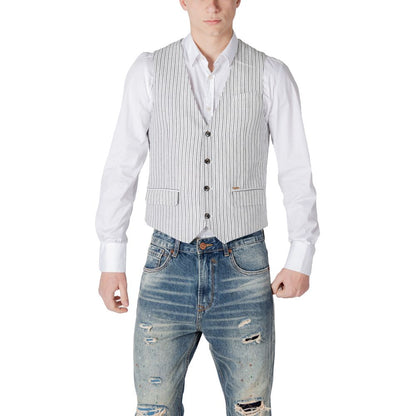 Vest by Gianni Lupo for men in linen & cotton black features a enviable silhouette, elegantly detailed with a enviable and functional for a enviable finish.