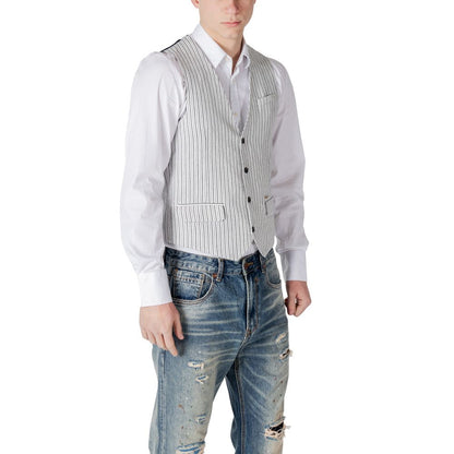 Vest by Gianni Lupo for men in linen & cotton black features a chic silhouette, expertly detailed with a refined and premium for a truly chic look.