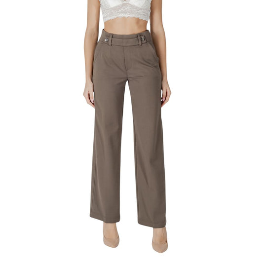 Trousers by Street One for women in stretch polyamide & viscose brown presents a smart silhouette, meticulously detailed with a smart straight-leg & regular-fit, a smart long, and a smart high rise.