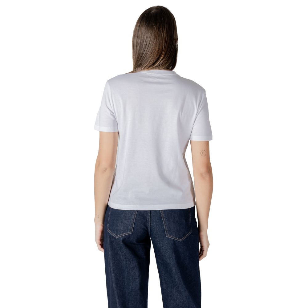 T-Shirt by Calvin Klein Jeans for women in cotton white features an edgy silhouette, meticulously detailed with a sophisticated and for a truly edgy finish.
