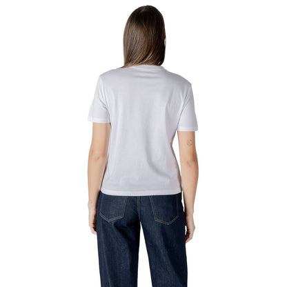 T-Shirt by Calvin Klein Jeans for women in cotton white features an edgy silhouette, meticulously detailed with a sophisticated and for a truly edgy finish.