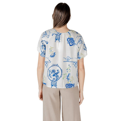 Shirt by ICHI for women in linen polyamide & viscose white features an architectural silhouette with a refined and elegant for a architectural look.