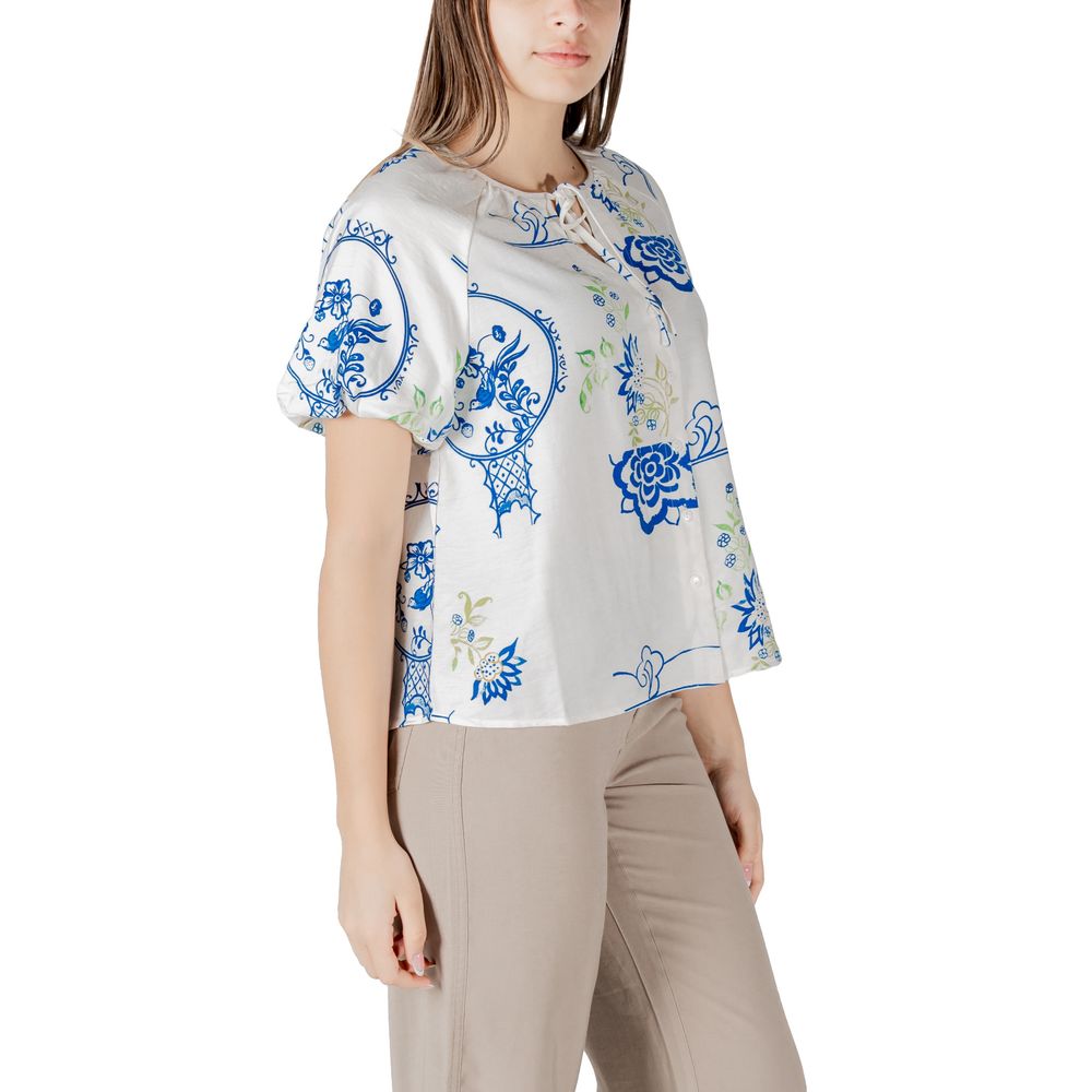 Shirt by ICHI for women in linen polyamide & viscose white showcases a sublime silhouette, artfully detailed with a sublime and for a sophisticated, sublime finish.