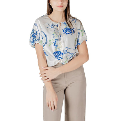 Shirt by ICHI for women in linen polyamide & viscose white features an polished silhouette, showcasing a sophisticated and detail for a truly polished finish.