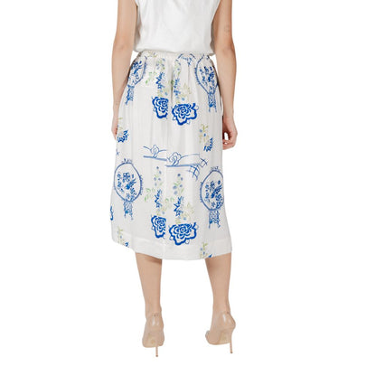 Skirt by ICHI for women in linen polyamide & viscose white features an relaxed-yet-refined silhouette that elegantly showcases the Women's Midi Lightweight Linen Polyamide & Viscose Skirt design and sophisticated midi.