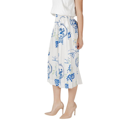 Skirt by ICHI for women in linen polyamide & viscose white features a captivating silhouette, showcasing the captivating Women's Midi Lightweight Linen Polyamide & Viscose Skirt design with a sophisticated midi for a captivating look.