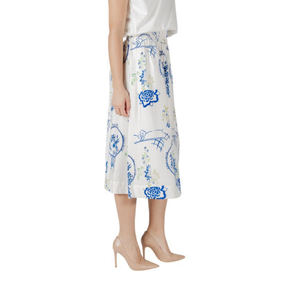 Skirt by ICHI for women in linen polyamide & viscose white showcases a dramatic silhouette, artfully capturing the essence of the Women's Midi Lightweight Linen Polyamide & Viscose Skirt in a dramatic midi cut for a refined look.