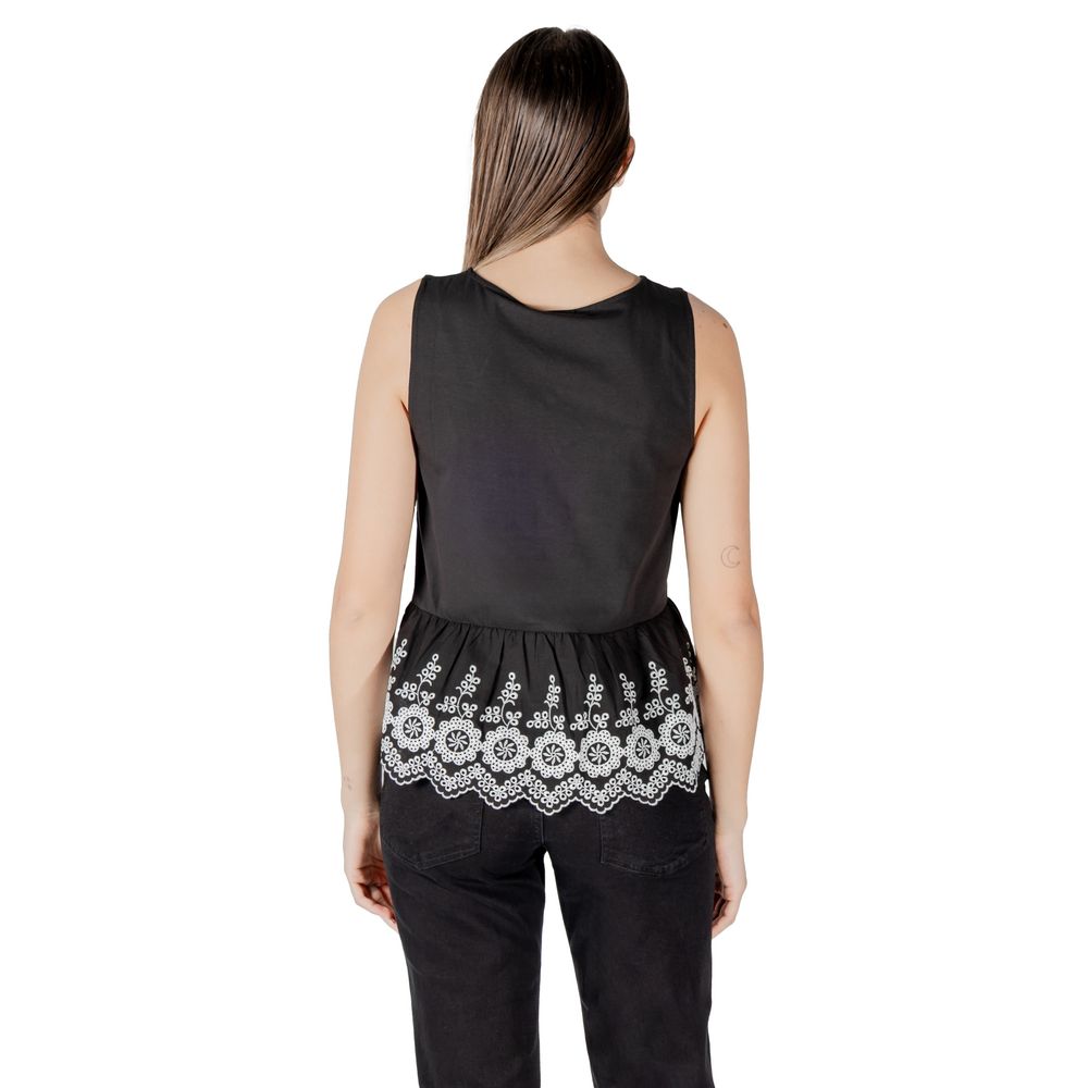 Tank Top by ICHI for women in stretch cotton black & floral showcases a meticulous silhouette, artfully finished with a meticulous and for a sophisticated, meticulous look.