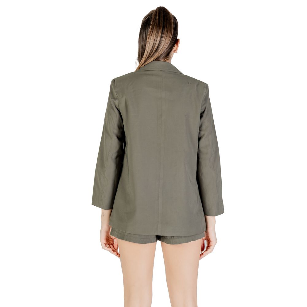 This Blazer by Only for women in polyester & viscose green presents a tailored silhouette, meticulously tailored with a tailored and distinctive for a tailored finish.