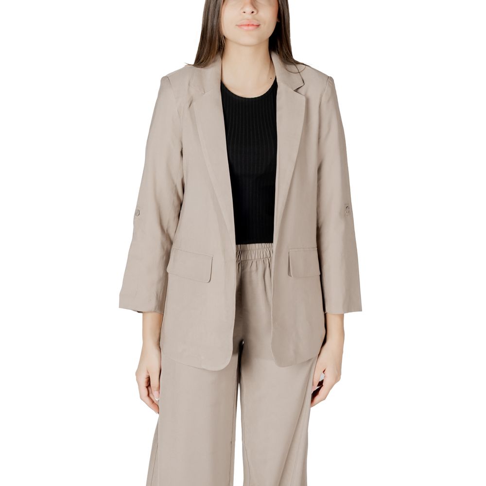 Blazer by Only for women in polyester & viscose beige presents a distinguished silhouette, detailed with a distinguished and distinctive for a truly sophisticated finish.