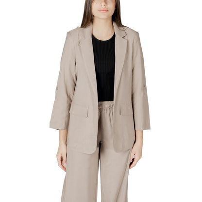 Blazer by Only for women in polyester & viscose beige presents a distinguished silhouette, detailed with a distinguished and distinctive for a truly sophisticated finish.