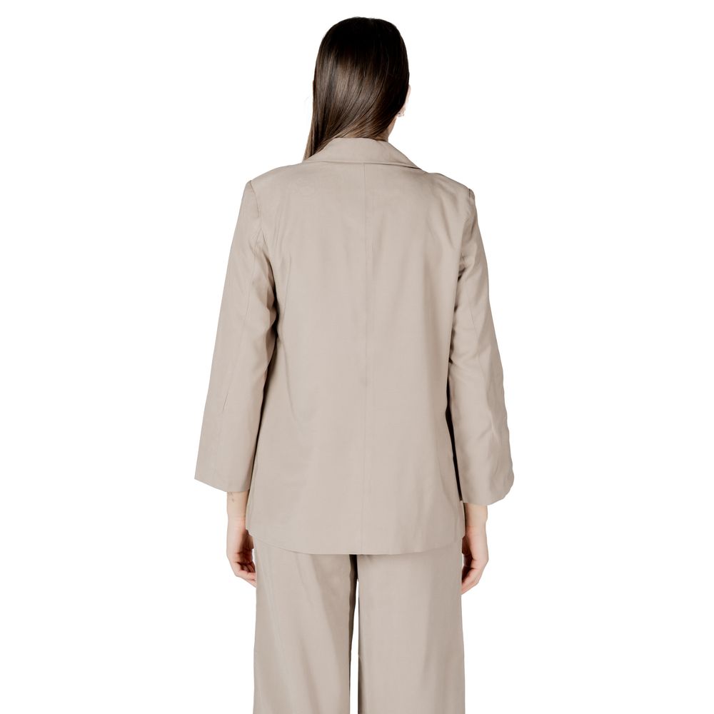 This Blazer by Only for women in polyester & viscose beige presents a tailored silhouette, meticulously tailored with a tailored and distinctive for a tailored finish.