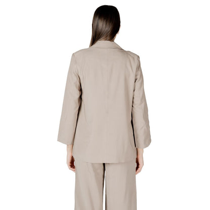 This Blazer by Only for women in polyester & viscose beige presents a tailored silhouette, meticulously tailored with a tailored and distinctive for a tailored finish.