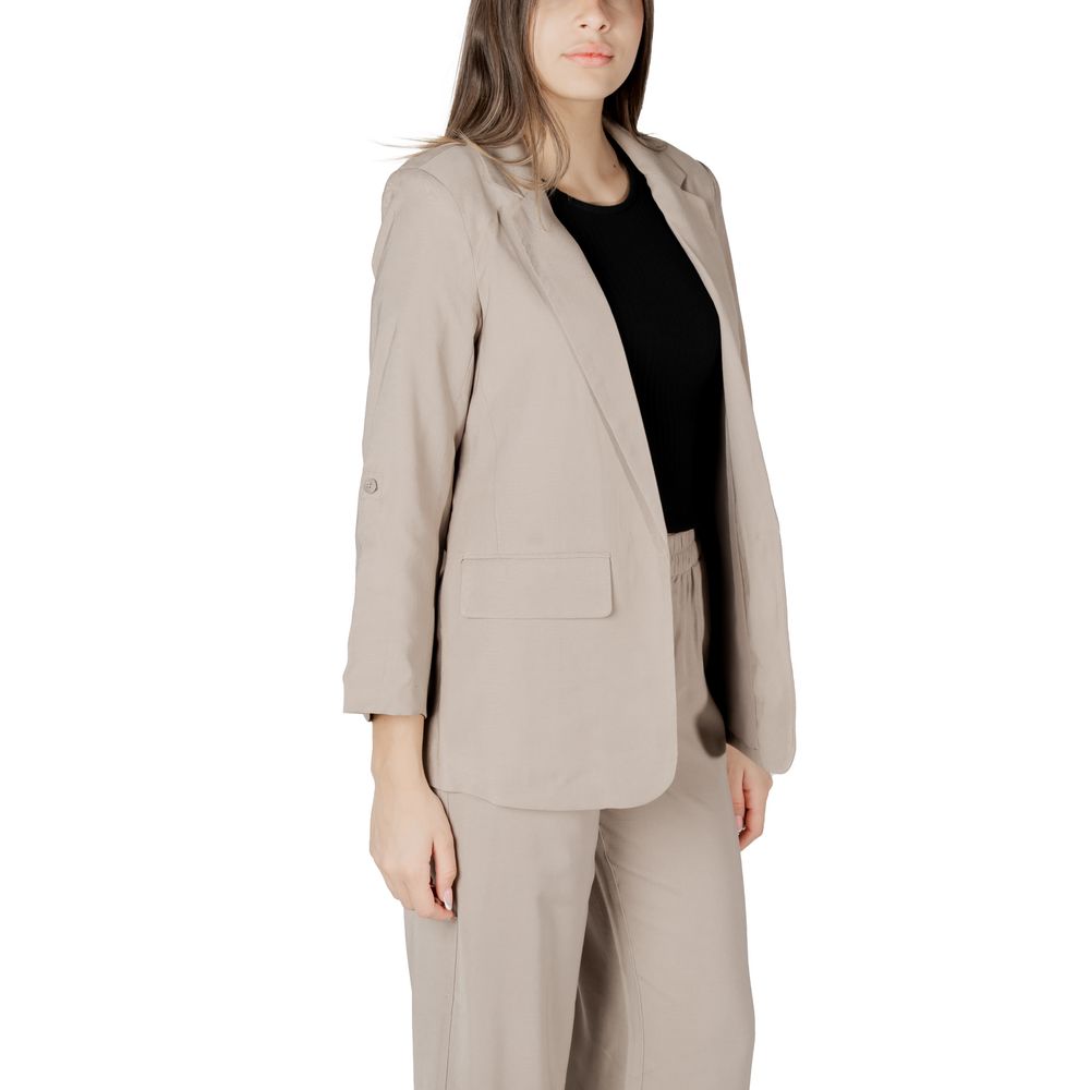 Blazer by Only for women in polyester & viscose beige showcases a polished silhouette, highlighted by a refined and polished for a sophisticated finish.