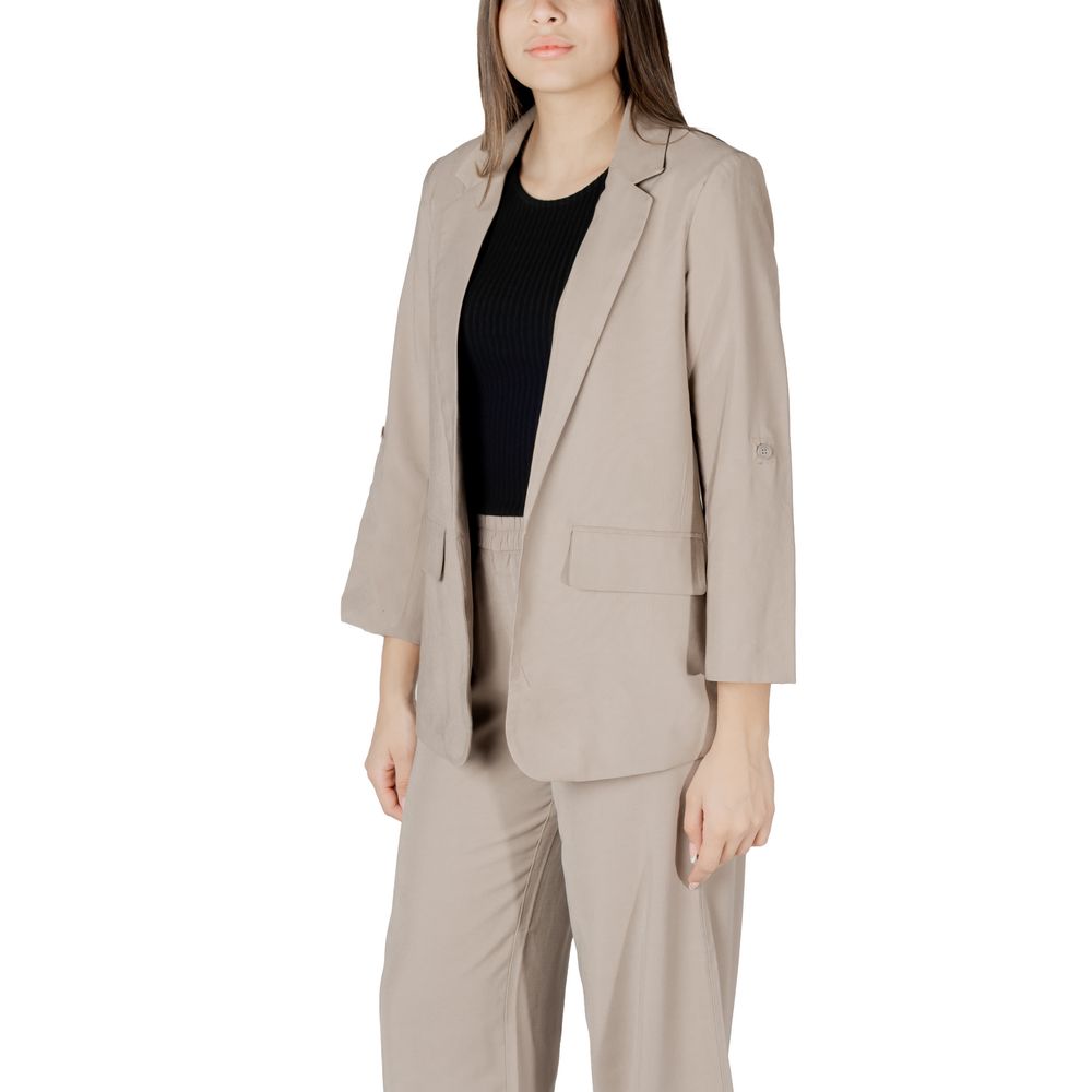 Blazer by Only for women in polyester & viscose beige features an stylish silhouette, showcasing a sophisticated and stylish for a truly stylish finish.