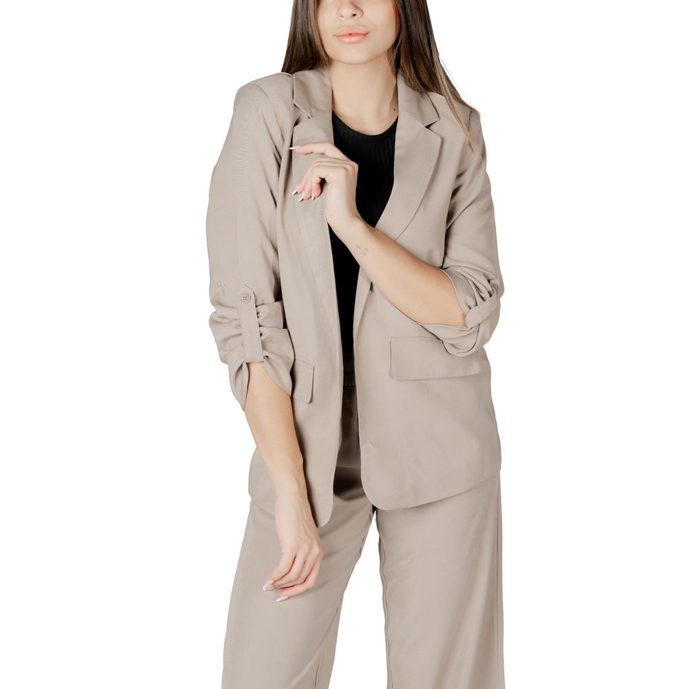 Blazer by Only for women in polyester & viscose beige showcases a discerning silhouette, elegantly detailed with a sophisticated and premium for a truly discerning finish.