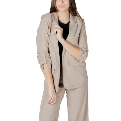 Blazer by Only for women in polyester & viscose beige showcases a discerning silhouette, elegantly detailed with a sophisticated and premium for a truly discerning finish.