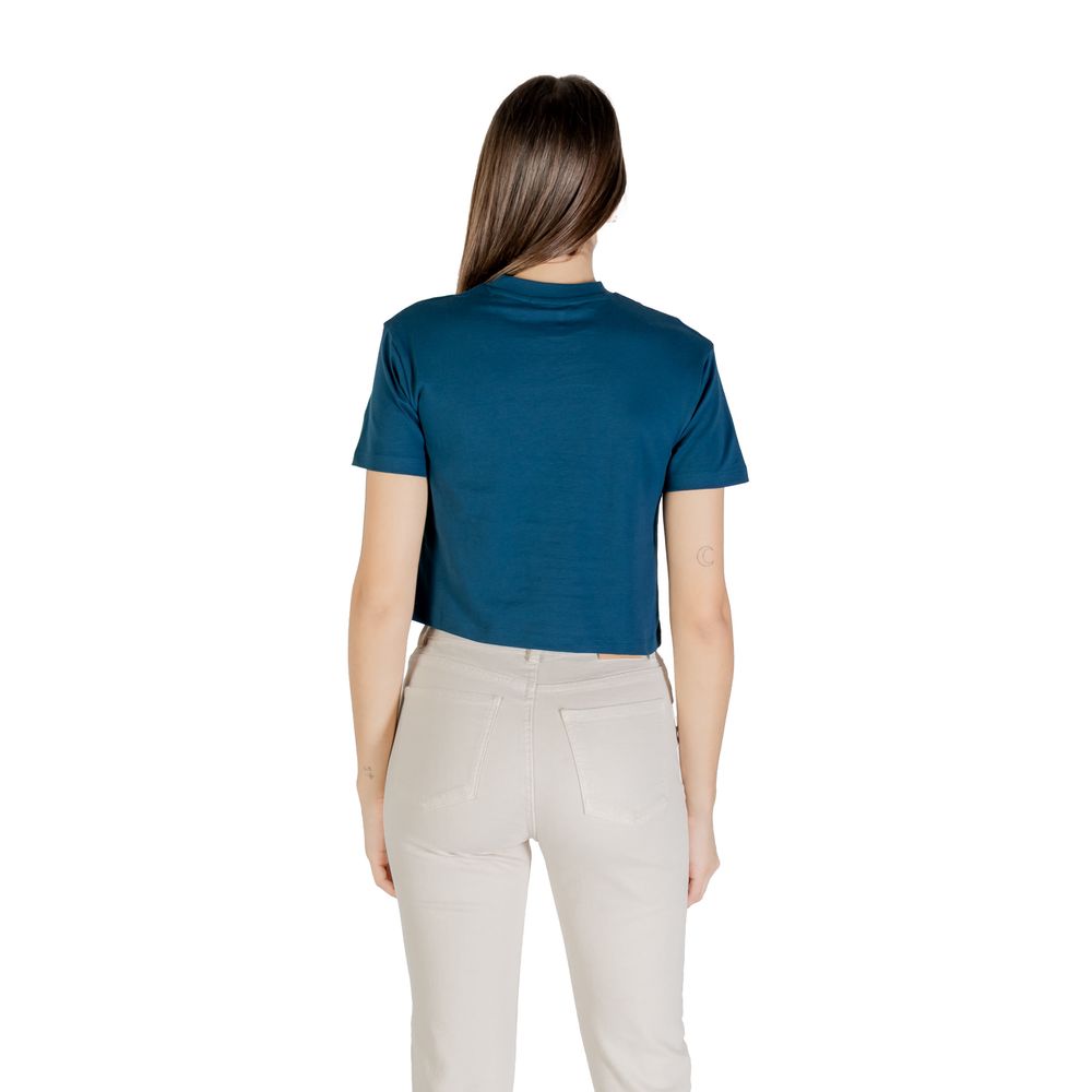 T-Shirt by Guess Active for women in cotton black showcases a fashionable silhouette, elegantly detailed with a fashionable and for a sophisticated, high-fashion look.