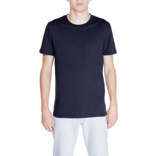 T-Shirt by Peuterey for men in cotton black showcases a chic silhouette, artfully detailed with a chic crew neckline and short-sleeve for a chic finish.