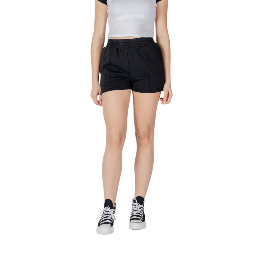 Bermuda Shorts by Converse for women in cotton polyester black presents a sleek silhouette, featuring a sleek with a refined short and a sophisticated .